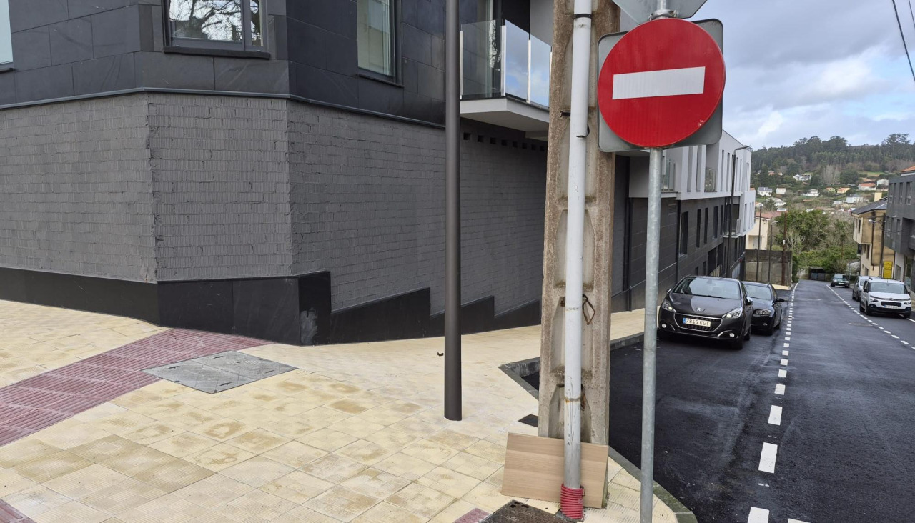 El poste de Naturgy que impide entrar a vivir a sus domicilios a 18 familias en Oleiros