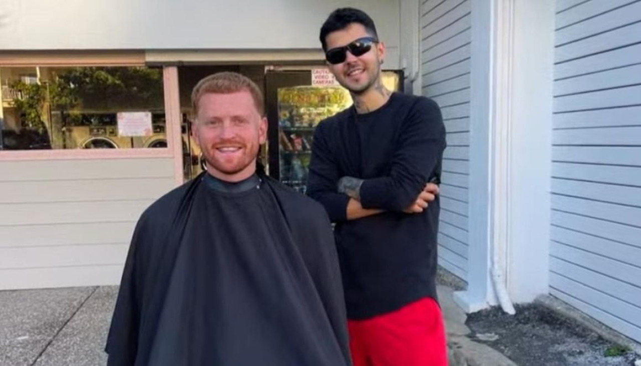 Álex Ramos, al fondo, en Gold Coast con un cliente australiano durante sus inicios 