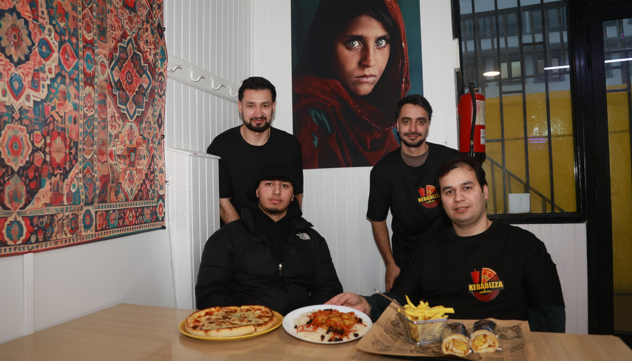 Muhib, Malik, Omid y Arman, con algunos de los platos del restaurante afgano | germán barreiros
