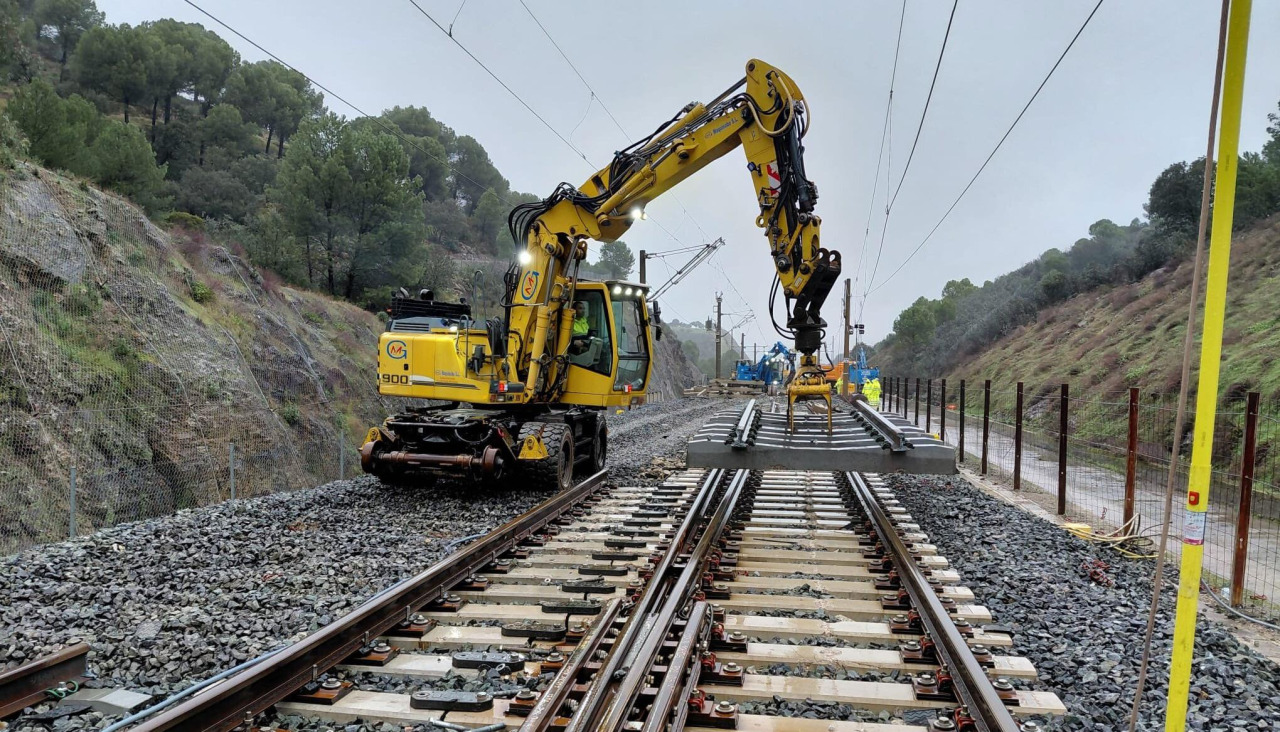 Vehículos y técnicos del Adif trabajaban este vienes en el tramo de vía donde se produjo el siniestro 