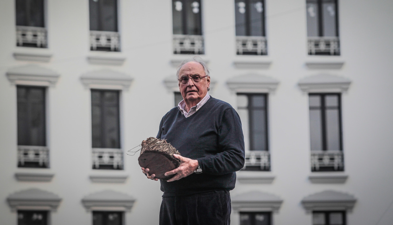 José Antonio Núñez posa con un tronco de metrosidero