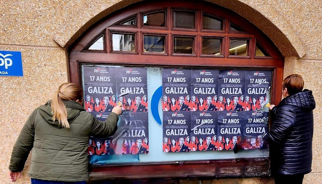 Los responsables del PP retiraron los carteles de su sede en Sada
