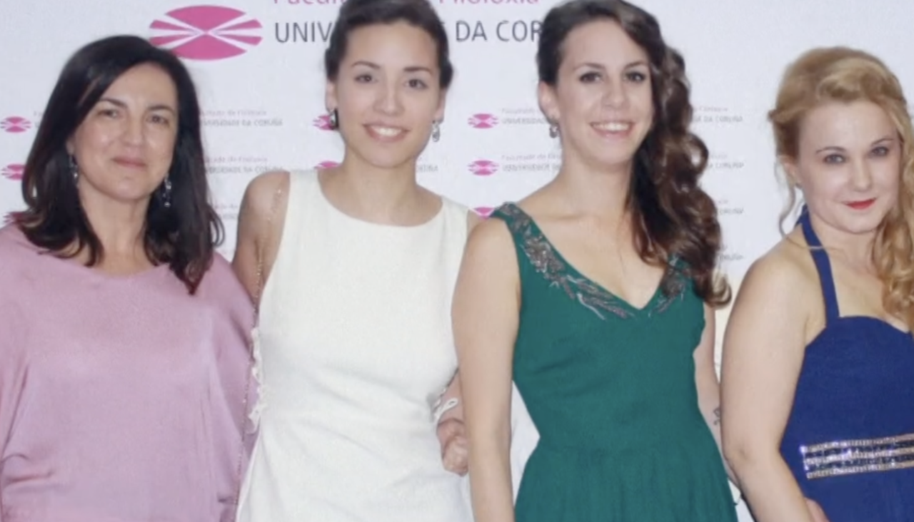 Rosa, tercera por la izquierda, durante su etapa de estudiante en la Universidad de A Coruña