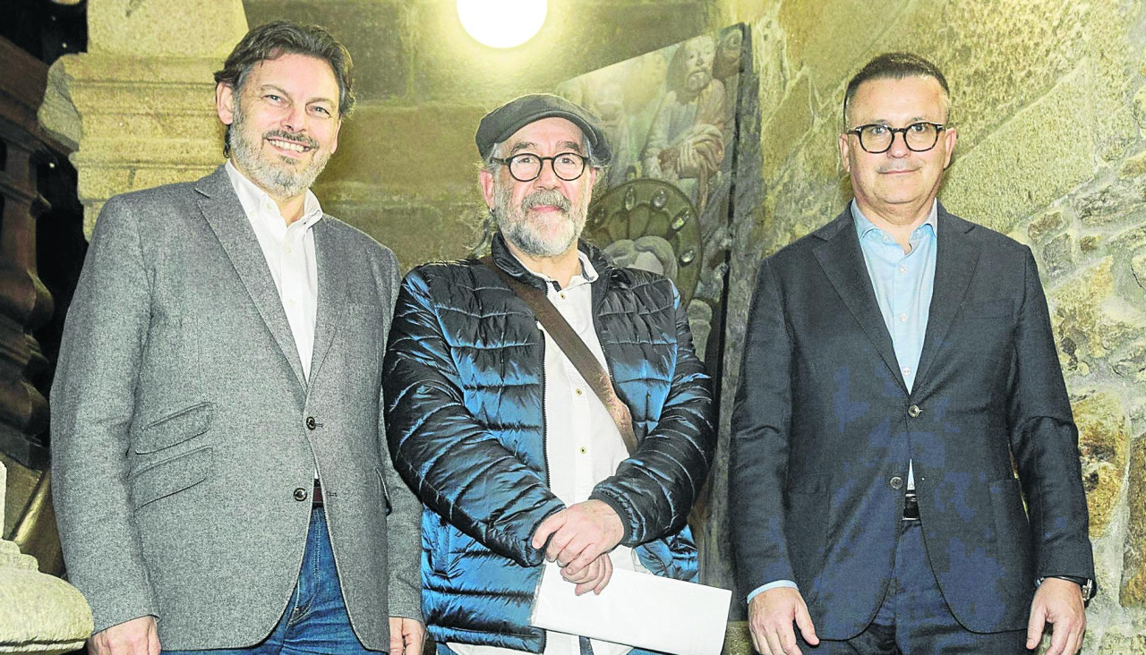 O secretario xeral da Emigración, Antonio Rodríguez Miranda; o fundador de Luar na Lubre, Bieito Romero; e o conselleiro de Emprego, Comercio e Emigración, José González, onte en Santiago de Compostela, na presentación da iniciativa