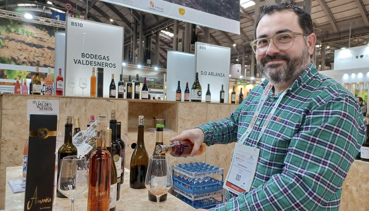 El enólogo Rubén Montero sirve una copa del vino "Amantia", elaborado con uva helada