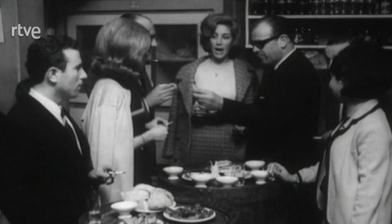 Imágenes del documental 'Xantares' de RTVE en el que se ve a mujeres tomando vino en tabernas de A Coruña en los años 60