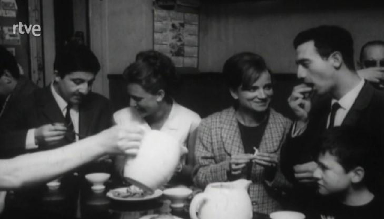 Imágenes del documental 'Xantares' de RTVE en el que se ve a mujeres tomando vino en tabernas de A Coruña en los años 60