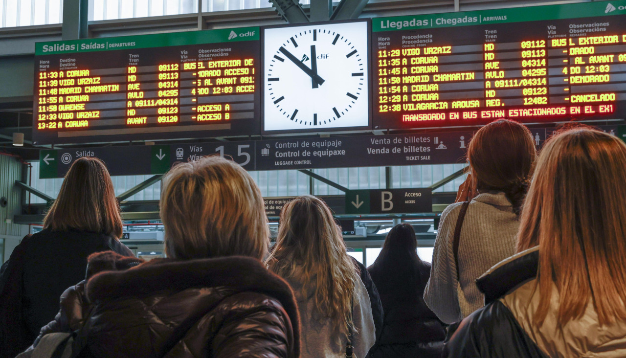 Viajeros consultan los paneles de la estación de Santiago 