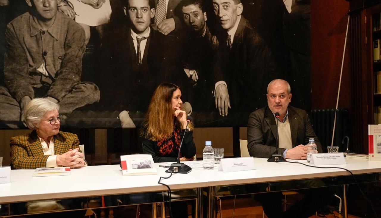 Ana Romero Masiá, María Lopo y Gonzalo Castro, ayer, en la presentación de ‘O exilio intelectual de Santiago Casares Quiroga’