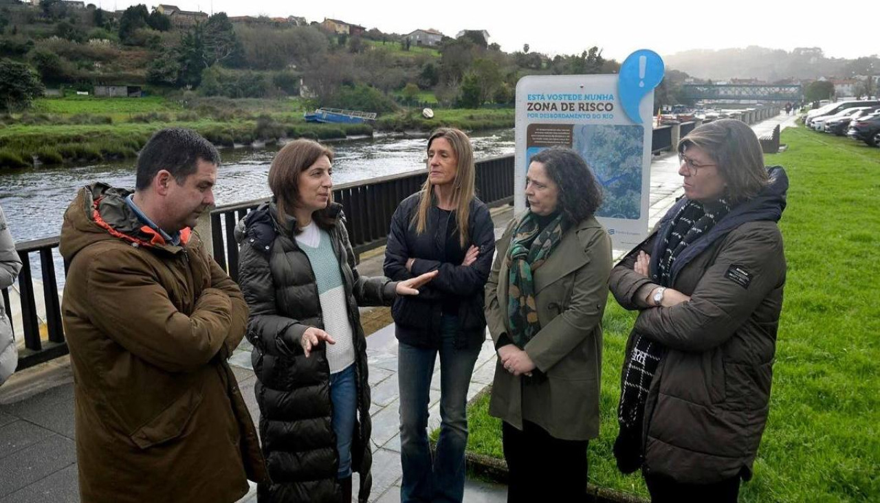 A conselleira de Medio Ambiente, Ángeles Vázquez, explícase durante a súa visita deste sábado a zonas inundables 