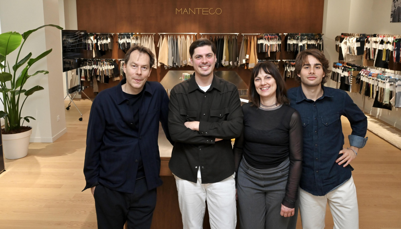 Matteo Mantellassi, Fausto Vannini, Arianna del Pero y Brando Mantellassi, en la inauguración de la sede de Manteco en Sabón