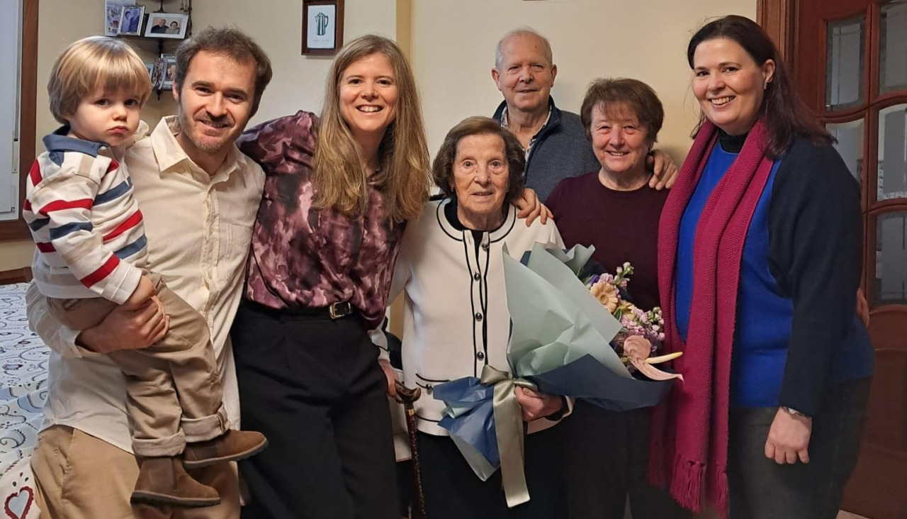 La alcaldesa, Alejandra Pérez Máquez, visitó Erundina Amado en su casa de Lubre con motivo de su centenario