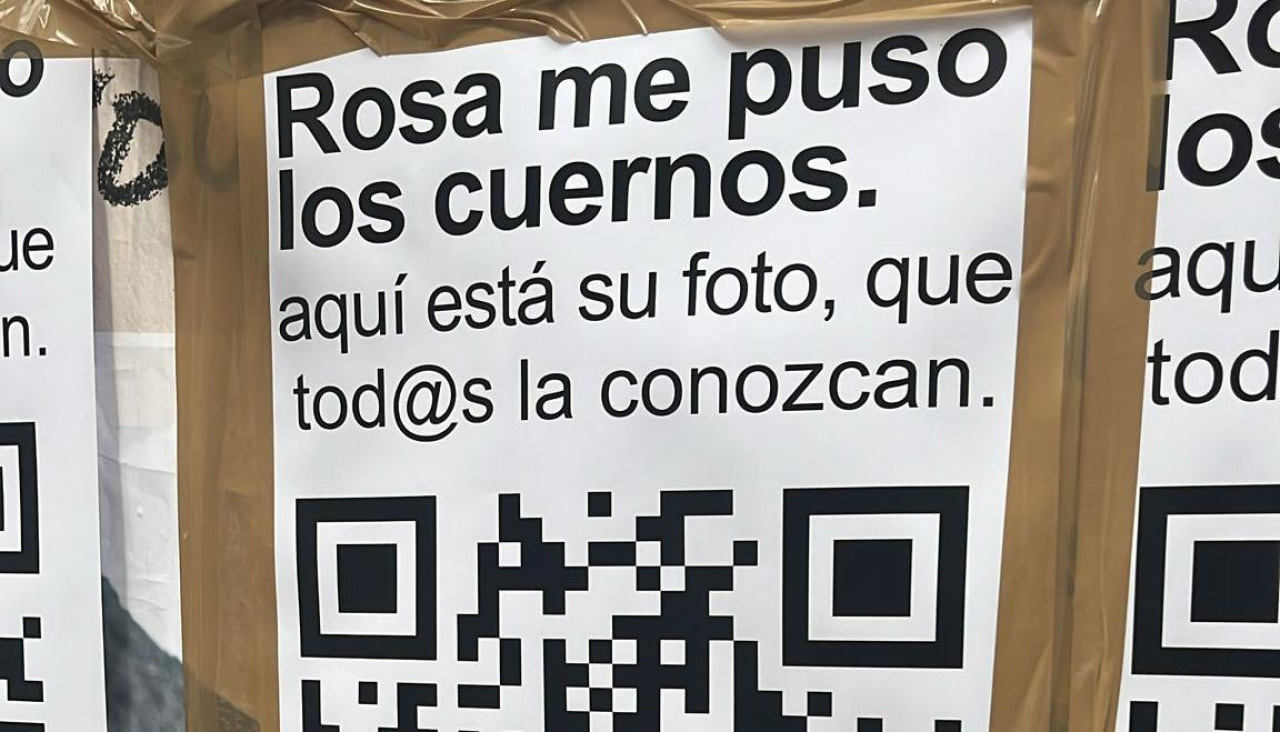 Cartel con un código QR en la calle San Andrés
