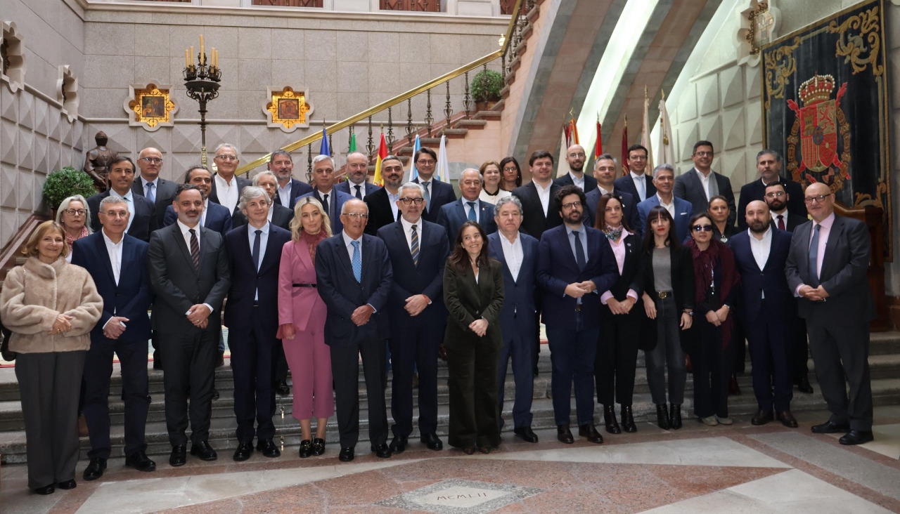Foto de familia do Eixo Atlántico antes de su reunión de este jueves en el Ayuntamiento de A Coruña