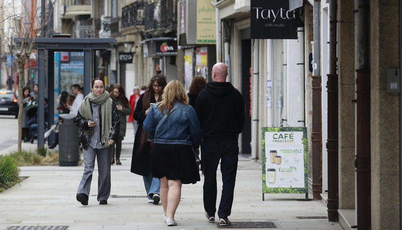 Ambiente en la renovada calle San Andrés, este martes