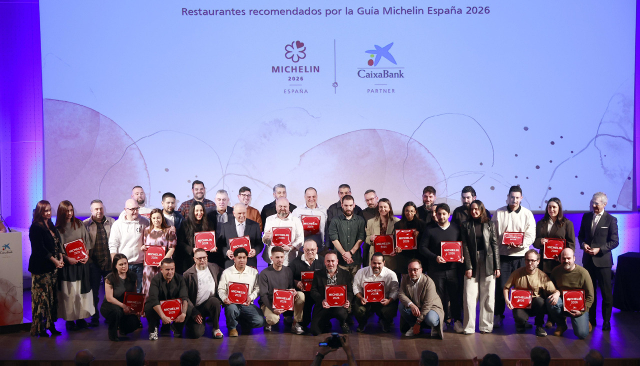 Fotografía de familia de los restaurantes asturianos y gallegos galardonados y recomendados por la Guía Michelín España 2026