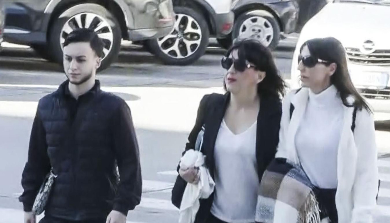 Juana Rivas, en el centro, llega acompañada de su hijo Gabriel al tribunal de Cagliari