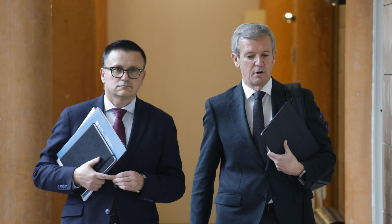 El conselleiro de Emprego, José González, y el presidente gallego, Alfonso Rueda,  tras un Consello da Xunta 