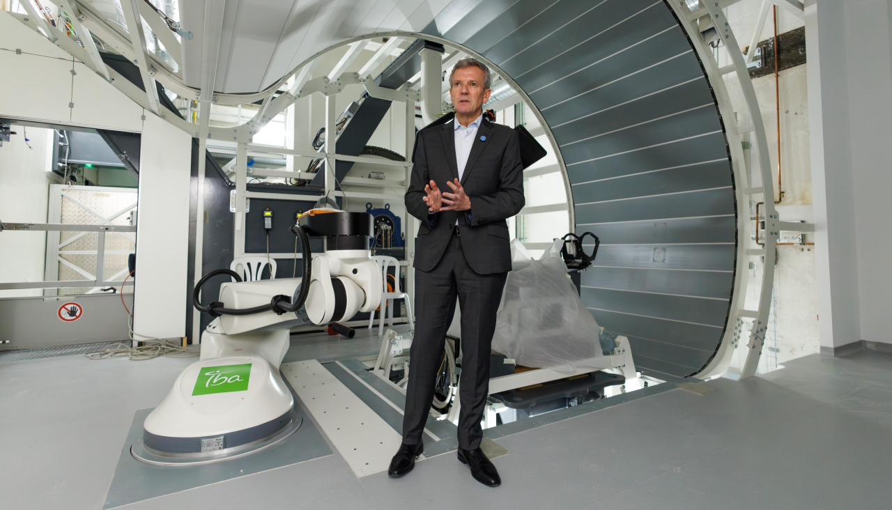 O presidente galego, Alfonso Rueda, nun momento da súa visita este domingo ao Centro de Protonterapia de Galicia