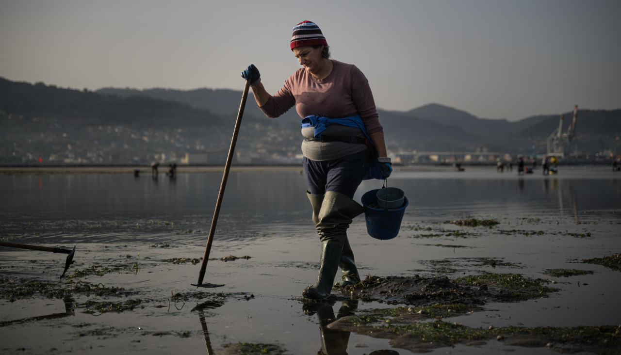 Una mariscadora, ayer en la Playa de Lourido