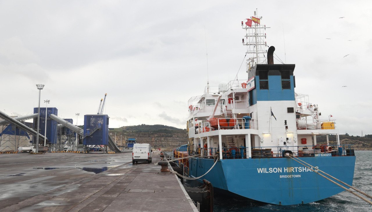 Un buque, atracado en el Puerto Exterior de Langosteira