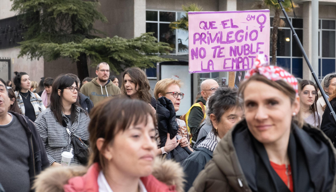 Varias personas participan en la manifestación del 8-M en Lleida