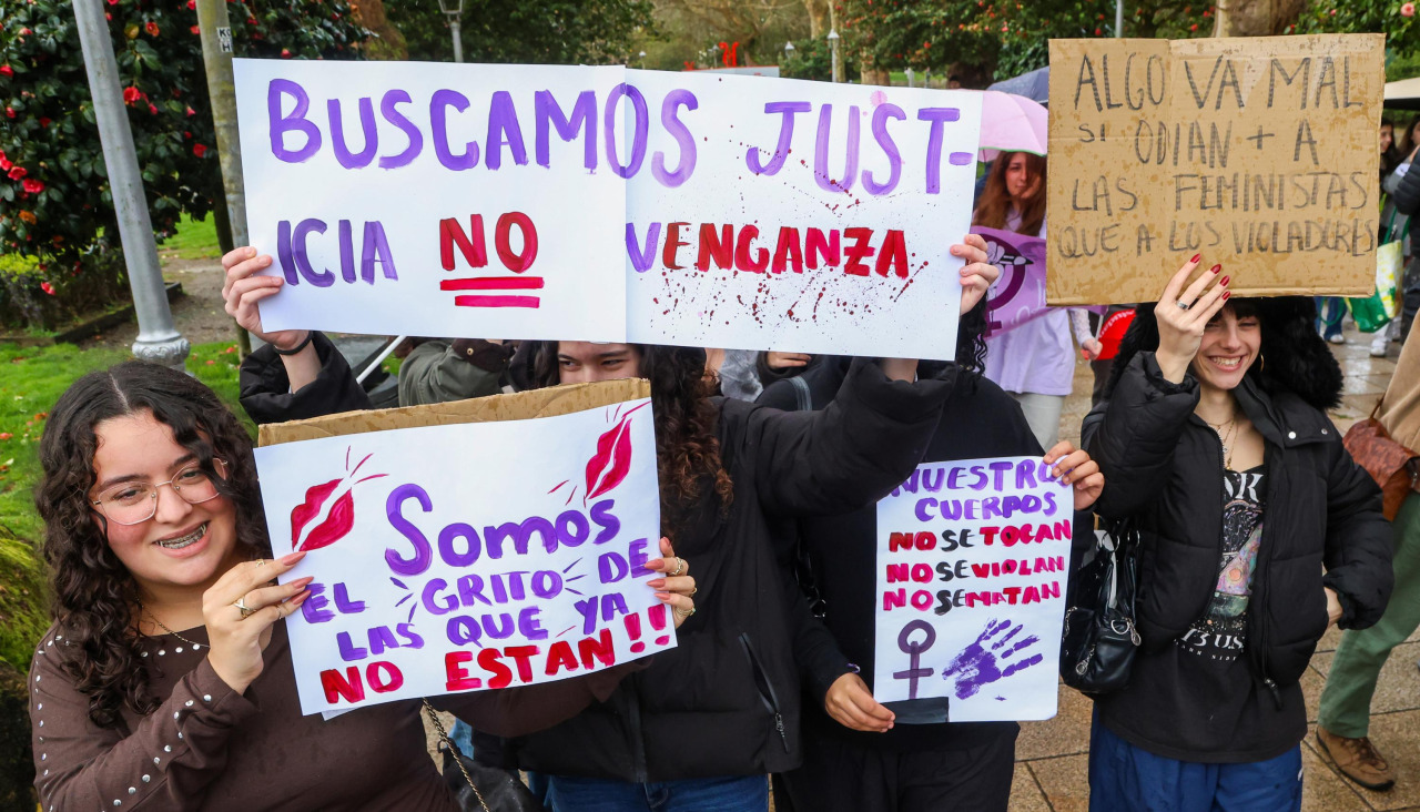 Universitarias durante una protesta previa al 8-M este viernes en Santiago