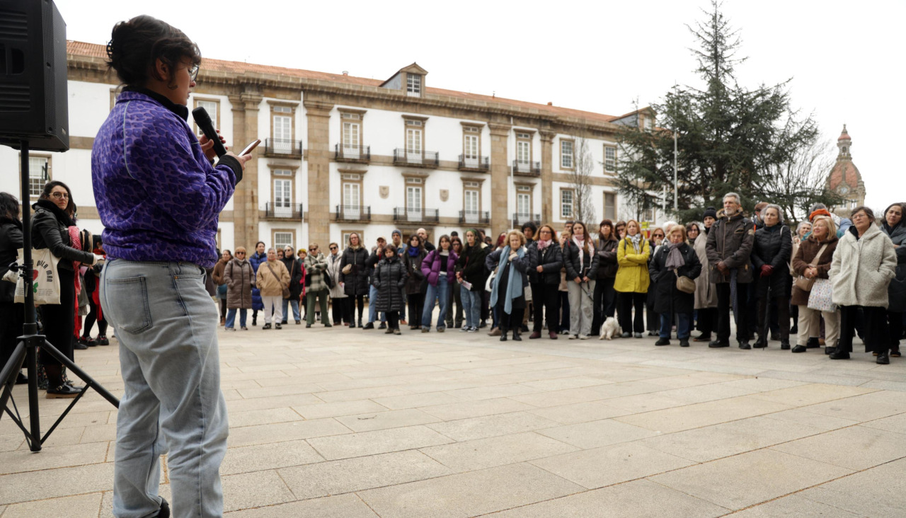 Un momento de la ruta 'A Coruña das Mulleres', esta mañana, en la plaza de las Atochas