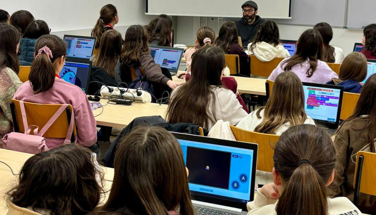 Actividad dirigida a niñas en la UDC