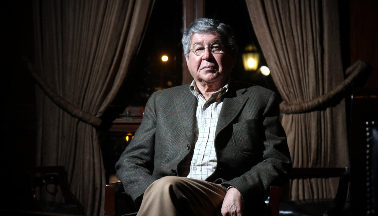 El escritor Alfredo Bryce Echenique, durante una entrevista en 2012