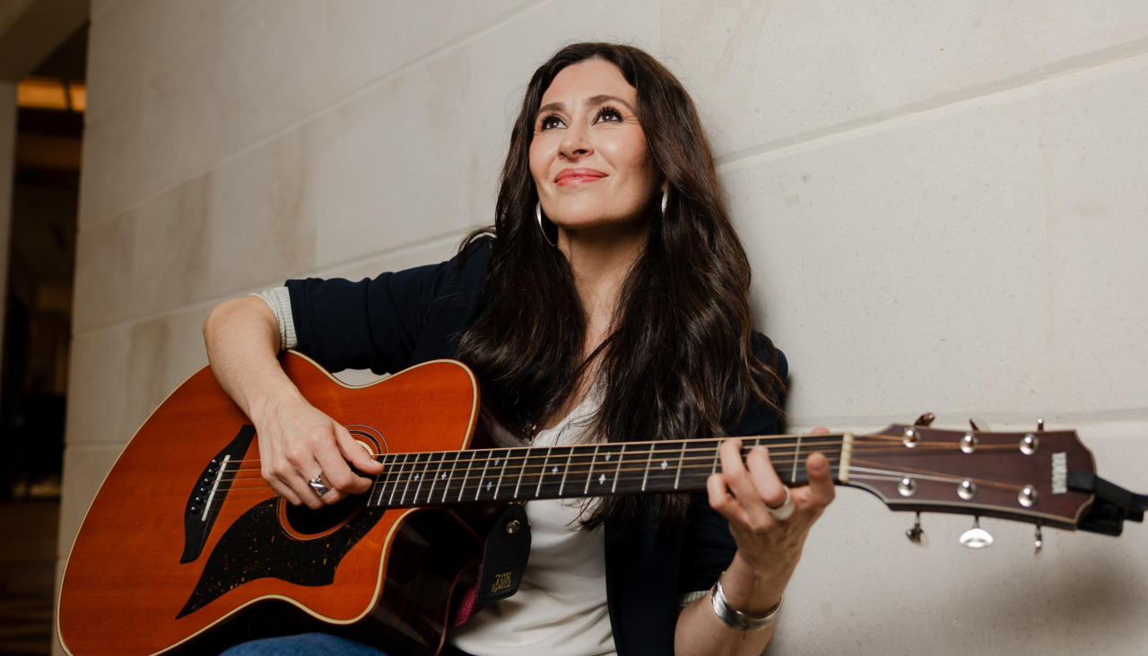 La cantante Marilia posa con su guitarra
