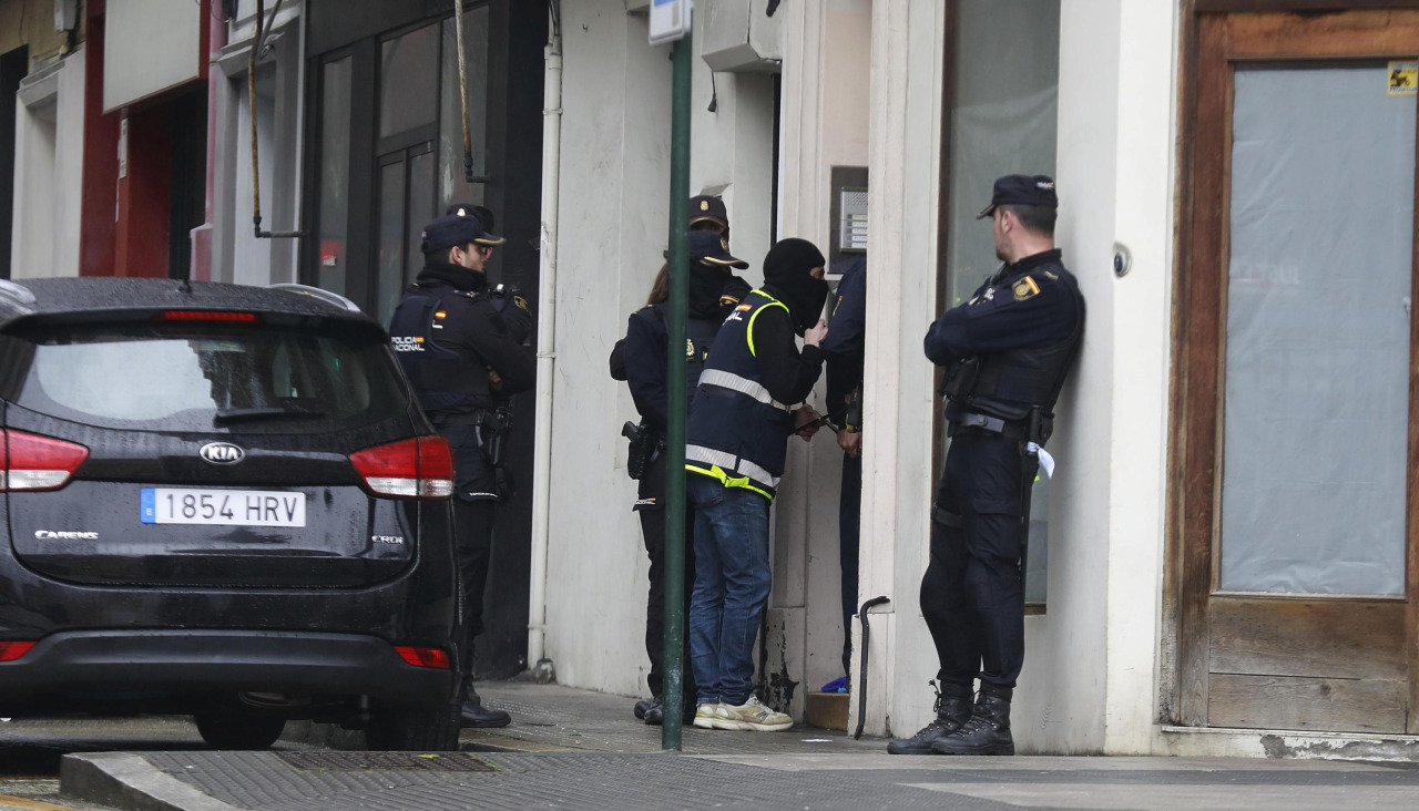 Agentes durante una intervención en la calle Vizcaya