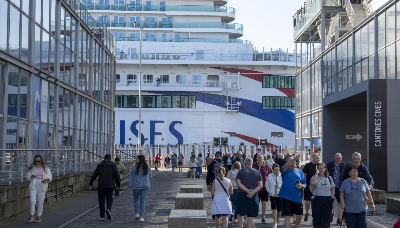 Cruceristas abandonan el ‘Iona’ en el muelle de Trasatlánticos