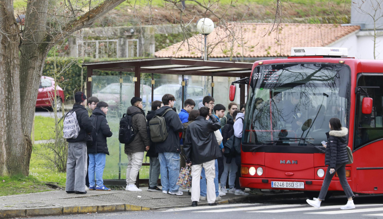Estudiantes de la UDC acceden a la línea universitaria de la Compañía de Tranvías, en el campus de Elviña
