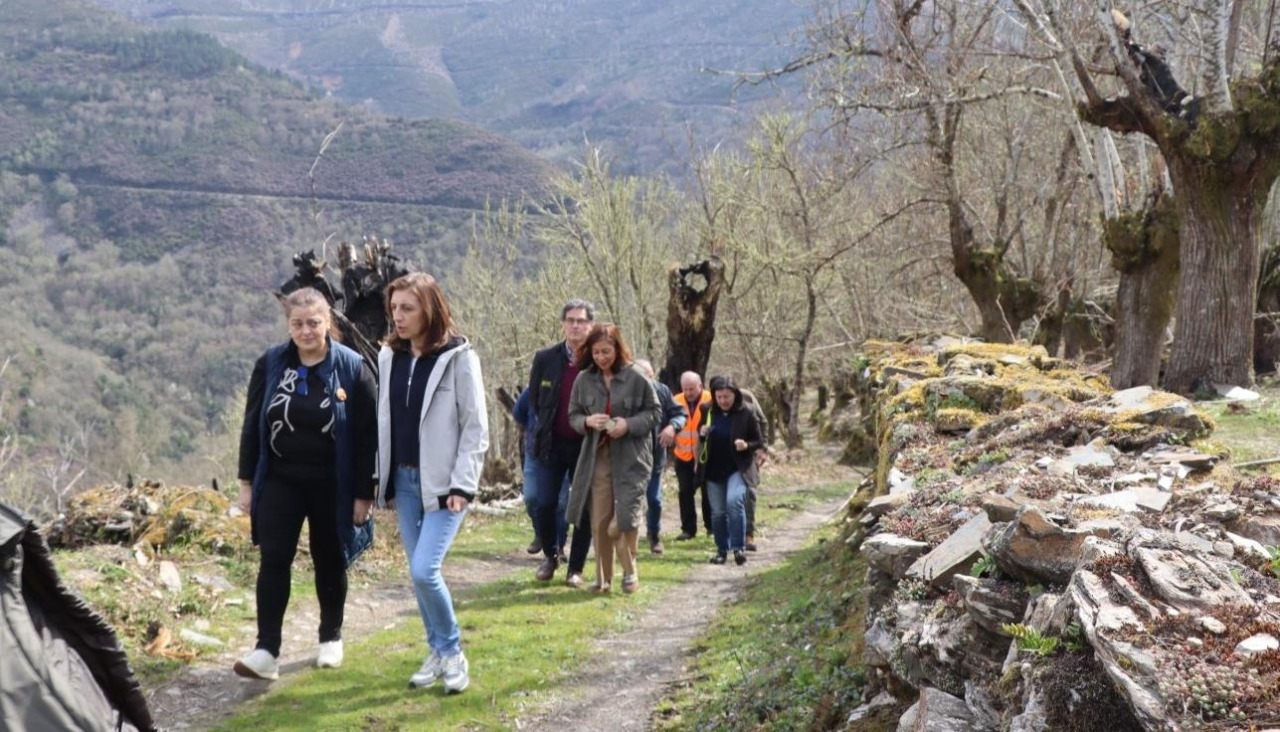 La conselleira Ángeles Vázquez, en primer término a la derecha, durante su recorrido de este viernes por Folgoso do Courel