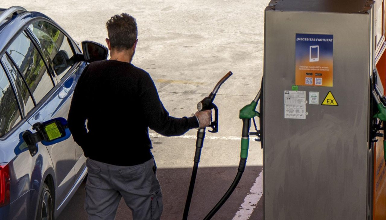 Dos personas repostan en una gasolinera en Ourense