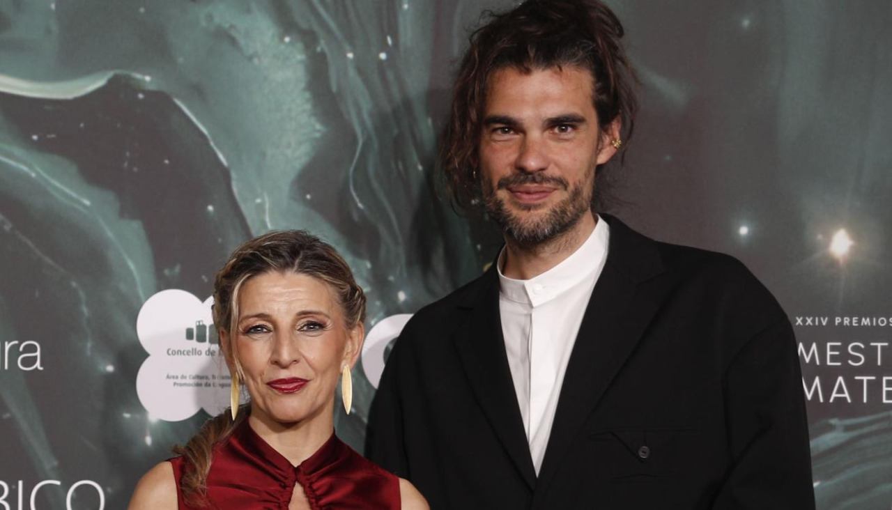 La vicepresidenta Segunda del Gobierno y Ministra de Trabajo y Economía Social Yolanda Díaz,y Oliver Laxe, director de la película "Sirat", posan a su llegada a la XXIV edición de los premios