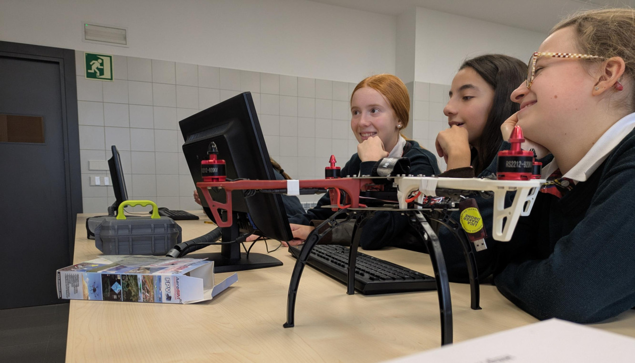 Participantes de la V Liga Maker Drone durante la formación recibida