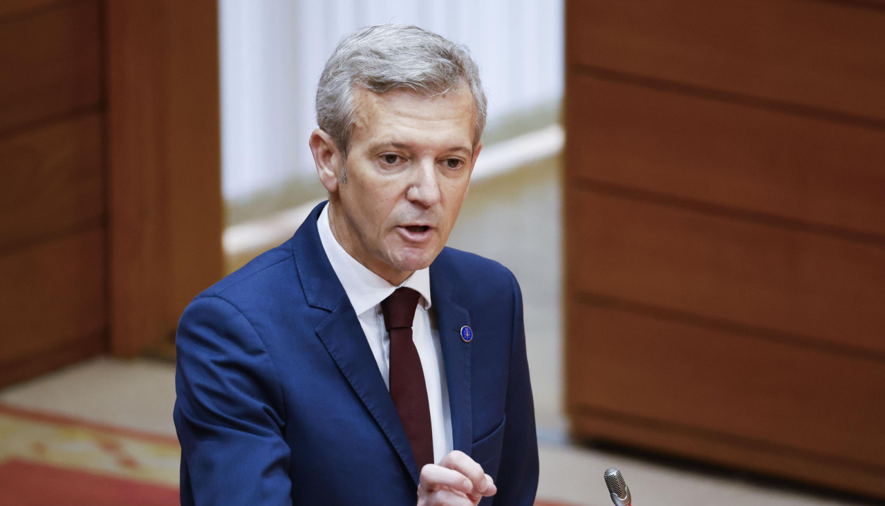 SANTIAGO DE COMPOSTELA, 25/03/2025.- El presidente de la Xunta, Alfonso Rueda, responde a las preguntas de los grupos durante el pleno del Parlamento de Galicia, este miércoles en Santiago de Compostela. EFE/Lavandeira jr