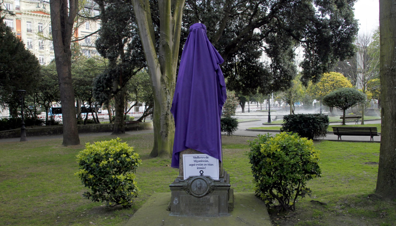 La estatua de Manuel Murguía amaneció tapada por un burka