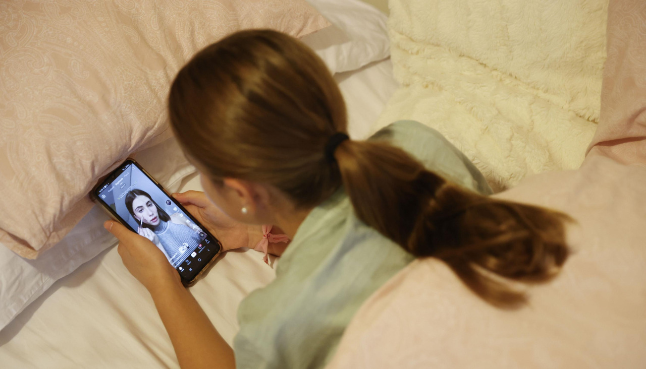 Una niña accede a internet en un teléfono móvil
