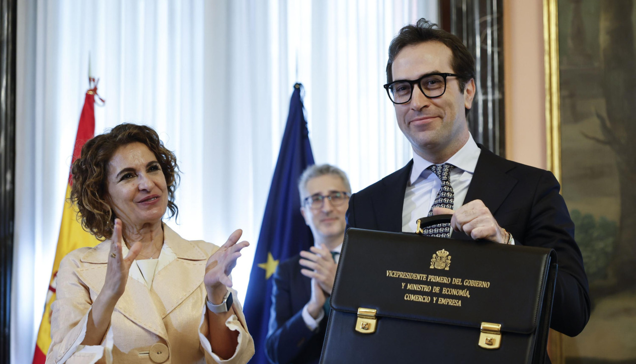 La ex vicepresidenta primera del Gobierno y ministra de Hacienda María Jesús Montero en el acto de traspaso de carteras al nuevo vicepresidente primero, Carlos Cuerpo