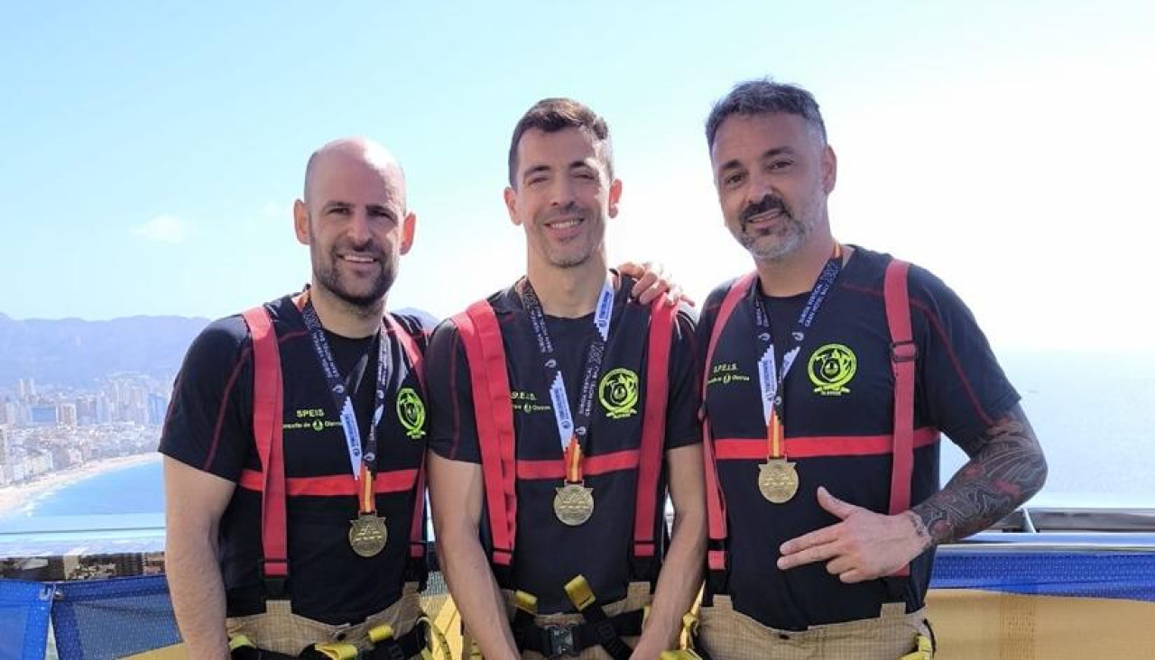 Tres bomberos del Concello de Oleiros han participado en la prueba de subida vertical del Gran Hotel Bali