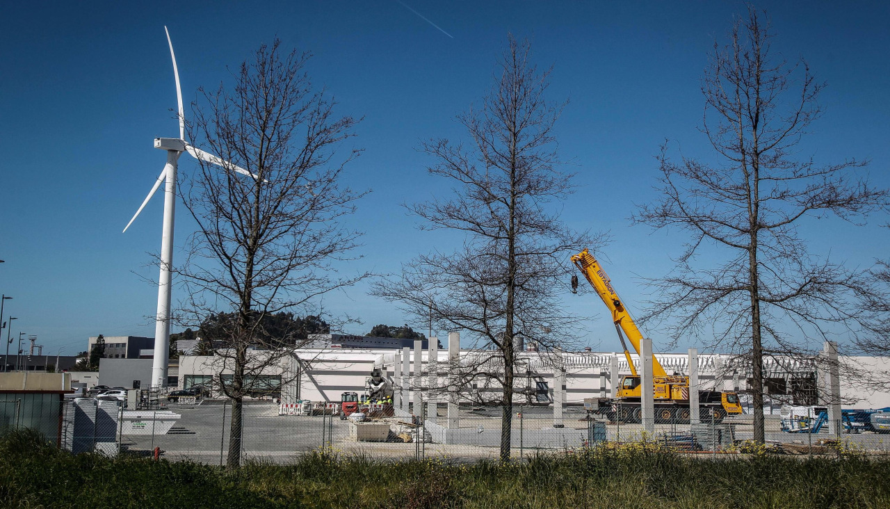 Obras de la nueva fábrica que Inditex construye en el polígono de Sabón (Arteixo)