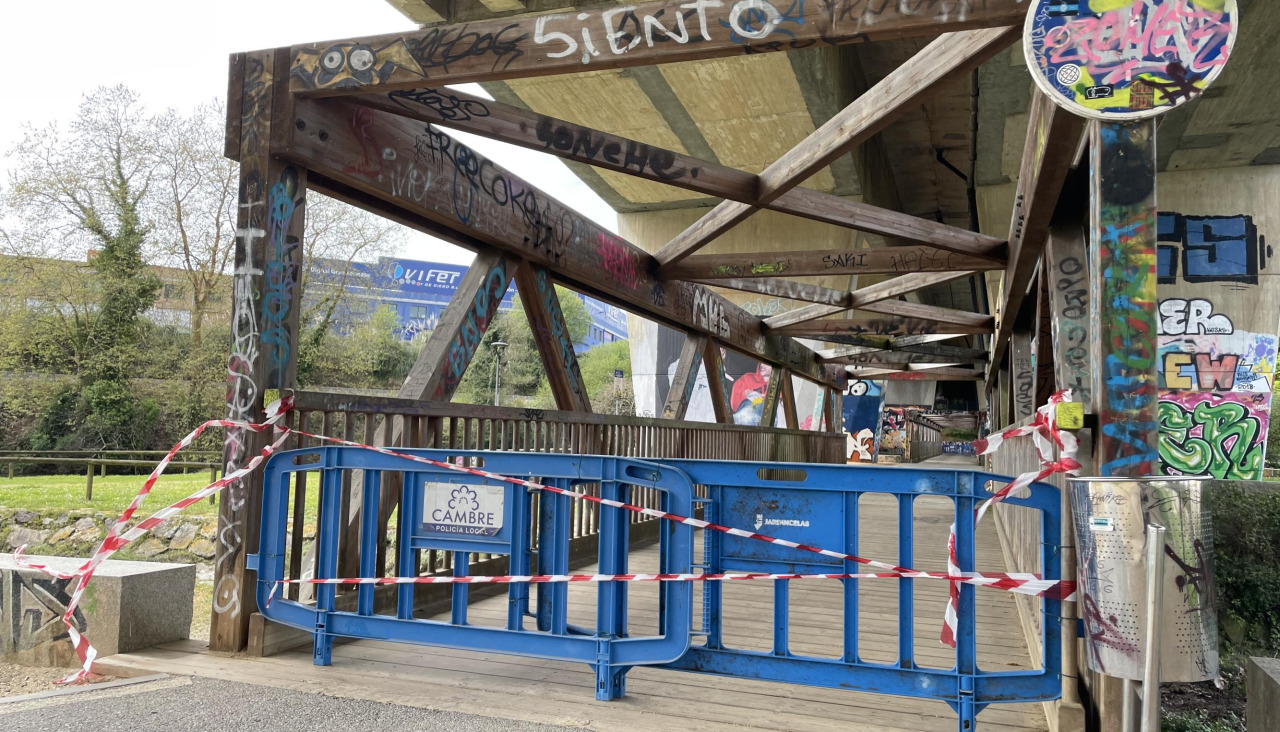 Pasarela cortada en el paseo de la ría de O Burgo