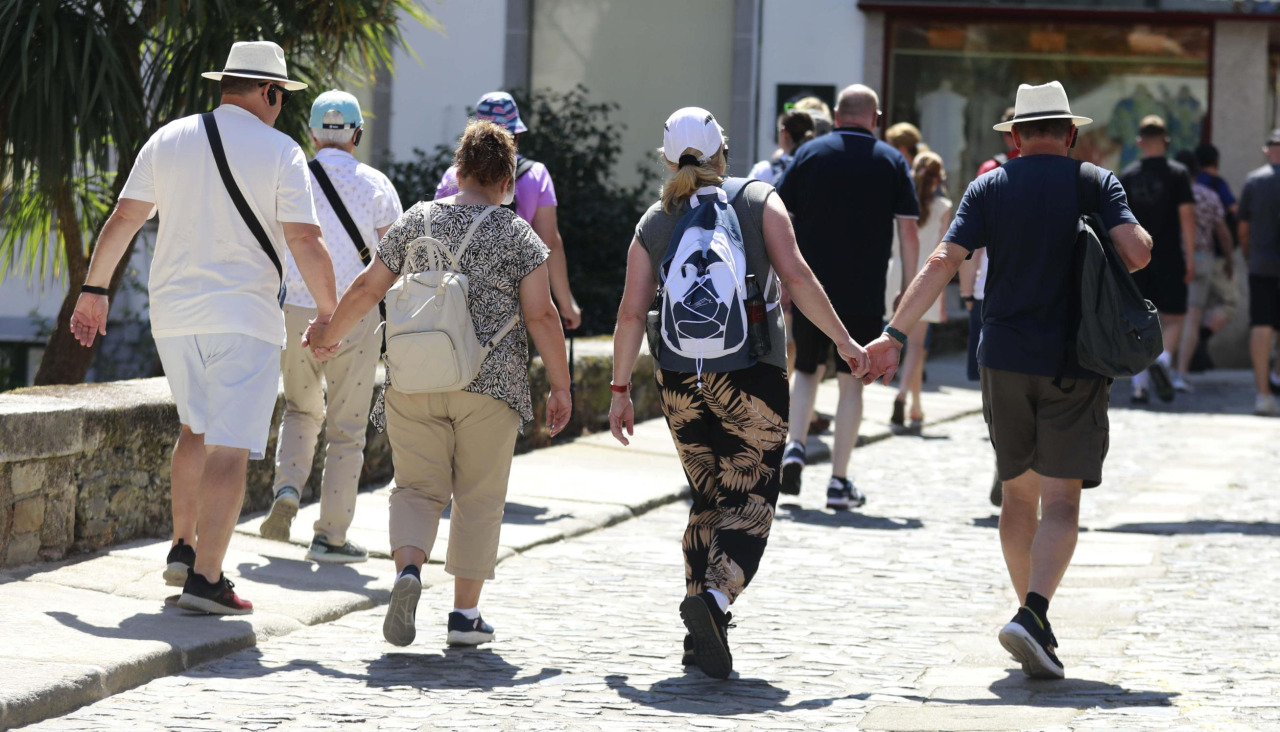Turistas recorren el casco histórico de la ciudad, a la altura de la Rúa do Azougue