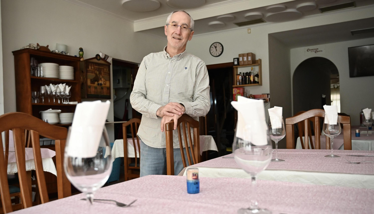 Ramón Fernández, Moncho, en el comedor de su restaurante en A Barcala