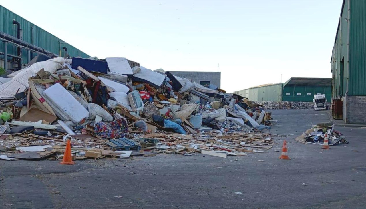 Basura acumulada en la planta de reciclaje de Nostián