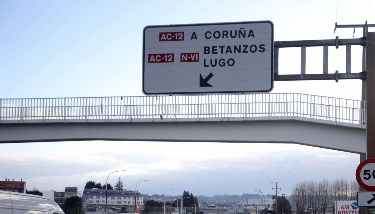 Cartel indicativo con los nombres de A Coruña y Betanzos