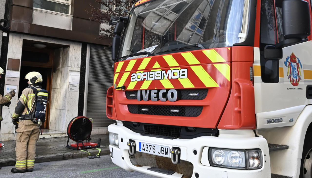Los Bomberos de A Coruña intervienen en un incendio en la calle Fontán